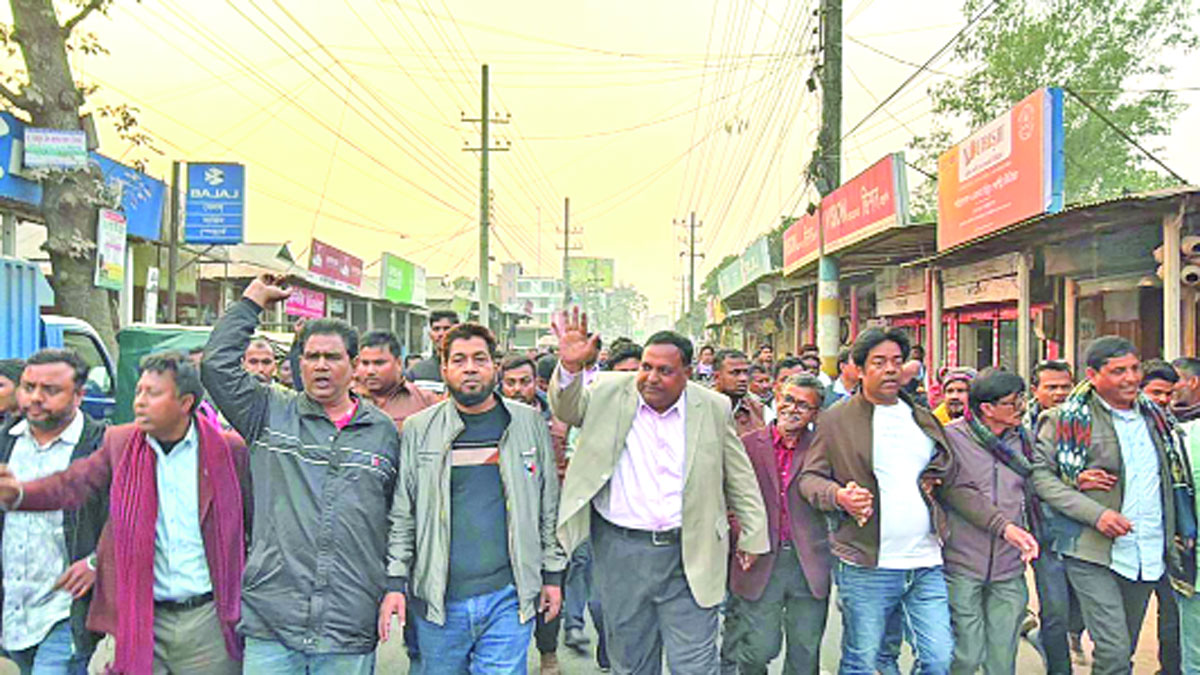 লালমনিরহাট-২ আসনের বিএনপি প্রার্থী রোকন উদ্দীন বাবুল গতকাল কালীগঞ্জ উপজেলার বিভিন্ন এলাকায় ভোটারদের সঙ্গে কুশল বিনিময় করেন